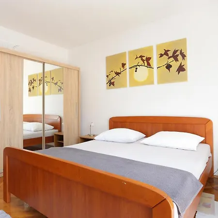 Apartment Arbanija 1125a Trogir